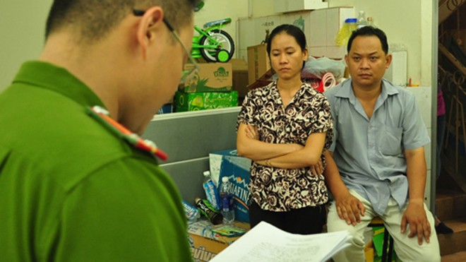 Dân công sở tham gia đường dây đánh bạc trực tuyến 500 tỷ đồng Vợ chồng Thanh nghe đọc lệnh bắt. Ảnh: C.A