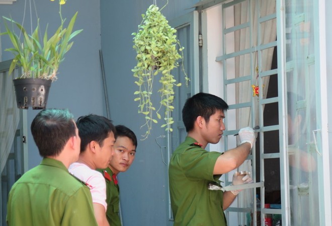 Kẻ trộm xe hơi, nhốt chủ nhà vứt tang vật bên lề đường Các đội nghiệp vụ công an TP.HCM đang truy tìm dấu vân tay của băng trộm khi chúng bẻ khung cửa sổ nhà nạn nhân