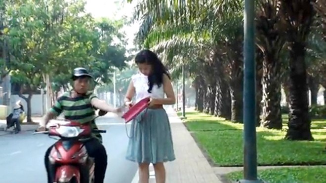 Cướp túi của người nước ngoài lấy tiền đi bar Cướp túi của người nước ngoài lấy tiền đi bar