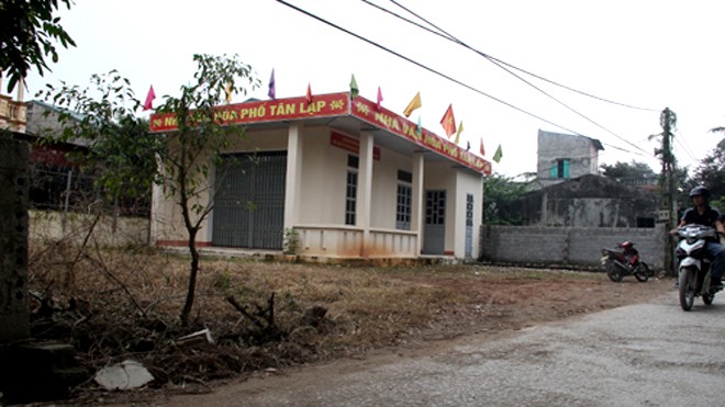 Tìm thấy điện thoại của nữ trưởng phòng sau 4 ngày bị giết Khu vực ông Quế nhặt được chiếc điện thoại của chị Bích thường xuyên có người qua lại nên ông Quế nghi ngờ có ai đó mới ném đem vật chứng này ở đây. Ảnh: Lê Hoàng