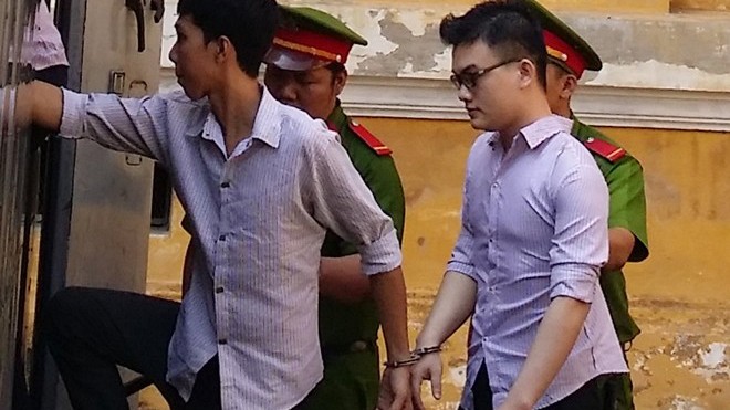 Kẻ giết, hiếp con gái người tình đối diện án tử Hung thủ (đeo kính) bị dẫn giải sau phiên tòa