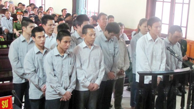 Tuyên phạt 14 bị cáo trong vụ gây rối tại Khu kinh tế Vũng Áng Các bị cáo đứng trước vành móng ngựa
