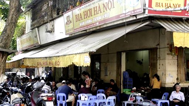 Sở thích uống bia hơi ở Hà Nội lên báo Mỹ Một quán bia hơi ở Hà Nội. Ảnh: AP