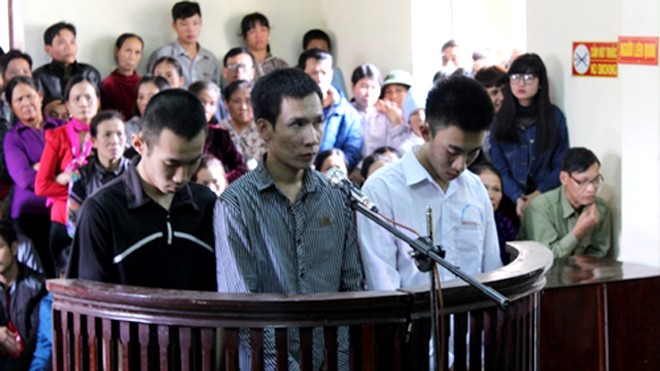69 tháng tù cho lính nghĩa vụ trộm 6 khẩu súng ở trại giam Các bị cáo Đỗ Thành Lâm (áo trắng), Nguyễn Văn Long (giữa) và Cao Hoàng Long tại phiên xử sơ thẩm. Ảnh: Lê Hoàng