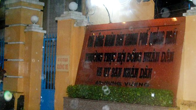 Trụ sở ủy ban thành phố bị kẻ gian đột nhập phá két Cổng vào trụ sở Ủy ban nhân thành phố Quảng Ngãi. Ảnh: Trí Tín