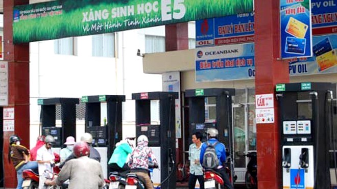 Lãnh đạo Sở Công thương Hà Nội: 'Tôi liên tục bị ăn bớt khi mua xăng' Hà Nội phấn đấu toàn bộ các cửa hàng xăng dầu trên địa bàn sẽ bán xăng sinh học E5 vào cuối năm 2015. Ảnh: Kiên Cường