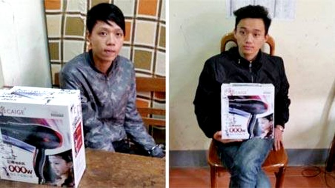 Hai thanh niên vận chuyển 200.000 USD giả vào Việt Nam Hai thanh niên vận chuyển tiền giả bị tạm giữ để điều tra. Ảnh: Công an Lạng Sơn