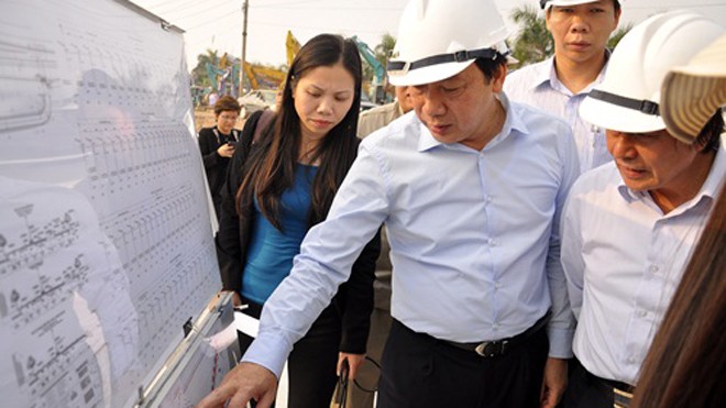Thứ trưởng GTVT 'truy vấn' đại điện quận Long Biên tại công trường Thứ trưởng GTVT Nguyễn Hồng Trường kiểm tra tiến độ dự án