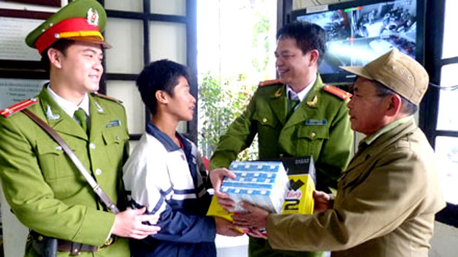 Công an Hà Nội giúp cậu bé “hay quên” tìm được người thân Long được gia đình đến đón về và nhận phần quà từ tay các chú CA