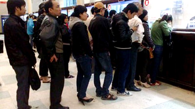 Ga Hà Nội bán vé tàu Tết Ất Mùi 2015 online từ 1/12 Từ 1/12, lượng khách xếp hàng mua vé tàu sẽ giảm