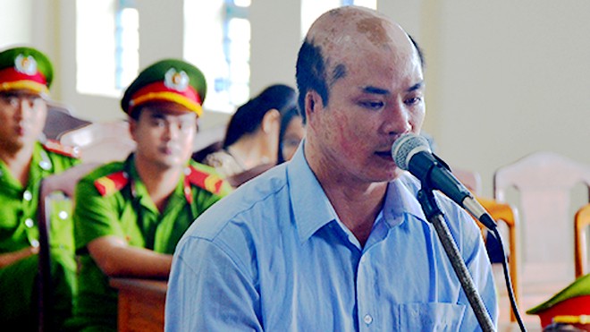 Kẻ cuồng tình huỷ hoại nữ phó giám đốc bằng 2 lít axit Vĩnh chối tội tại phiên xử. Ảnh: Ngọc Trường