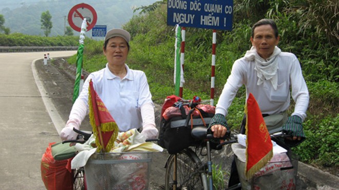 Vợ chồng già đạp xe vòng quanh Việt Nam Vợ chồng bà Xuân ông Toàn trong chuyến đạp xe xuyên Việt năm 2010. Họ dừng chân nghỉ ngơi ở đèo Lò Xo dài 20 km thuộc địa phận huyện Đăk Glei, tỉnh Kon Tum. Ảnh: NVCC