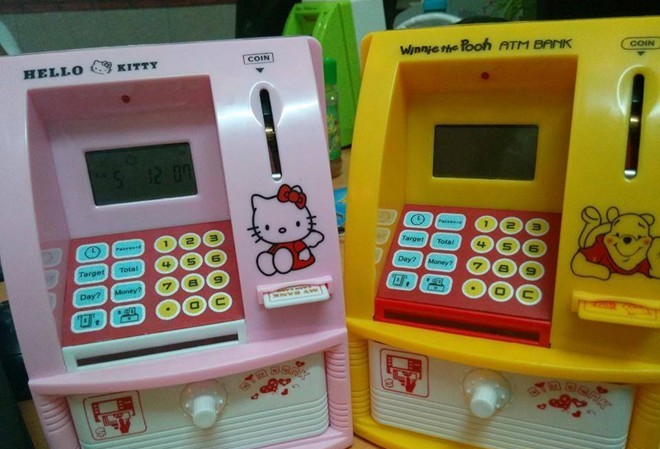 ATM mini đựng được gần 70 triệu đồng hút khách Chiếc máy ATM mini với phiên bản copy y như ATM thường. Ảnh: NVCC