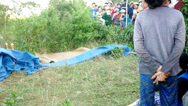Phát hiện một phụ nữ chết lõa thể ở nghĩa địa Hiện trường nơi tìm thấy xác bà T.