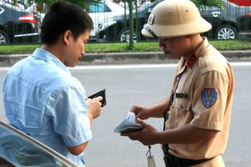 CSGT không được phép kiểm xe 'chính chủ' trên đường CSGT tuần tra kiểm soát trên đường không được dừng phương tiện để kiểm tra, xử lý lỗi không sang tên đổi chủ. Ảnh minh hoạ: Bá Đô