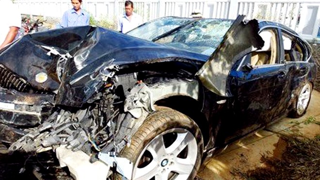 Triệu tập trung úy CSGT cho mượn xe BMW gây tai nạn Chiếc ô tô BMW do CSGT Tuân điều khiển bị hư hỏng nặng. Ảnh: VTC News