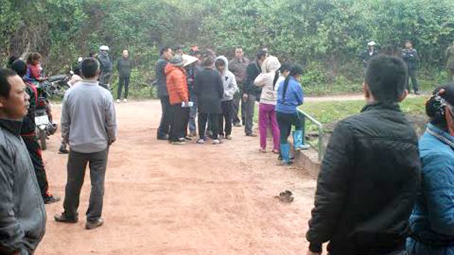 Thi thể nam giới bốc cháy trong khu dân cư Người dân kéo đông đến hiện trường thi thể bốc cháy