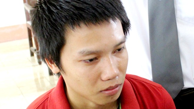 Nguyên trung sĩ xả súng vào đồng đội bật khóc khi nhận án Bị cáo Phúc trong lúc đợi tòa tuyên án. Ảnh: Cửu Long
