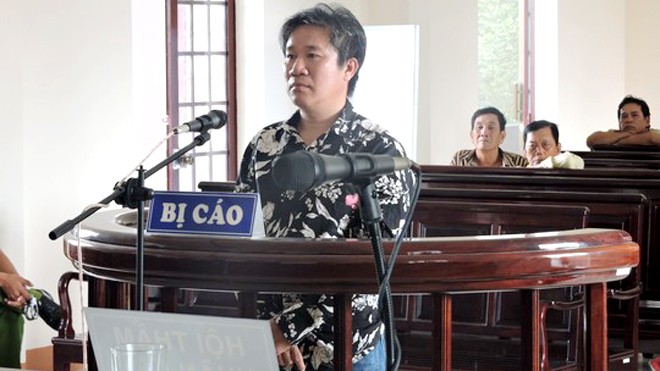 Anh trai đâm chết em được cả xóm xin giảm án Hàng xóm thương bị cáo Nhàn nên đã cùng nhau làm đơn xin giảm án cho Nhàn