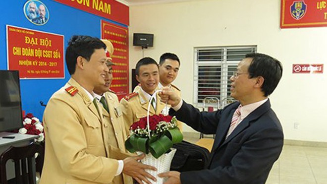 Vội đi mổ, bác sĩ đánh rơi toàn bộ tài sản có giá trị Bác sĩ Hợp tặng hoa cảm ơn CBCS Đội CSGT số 4 đã tìm lại được tài sản cho mình