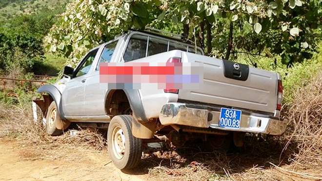 Cướp tay lái ô tô, lâm tặc quyết tử cùng kiểm lâm Chiếc xe phải đâm vào cột mốc bên đường vì lâm tặc cướp tay lái để lao xuống vực “quyết tử” với cán bộ kiểm lâm
