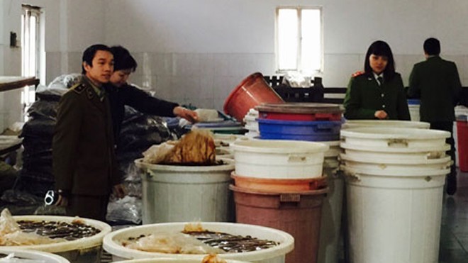Tạm giữ hơn 1.000 kg 'ô mai bẩn' giữa Thủ đô Tổ công tác liên ngành kiểm tra ô mai mặn không rõ nguồn gốc