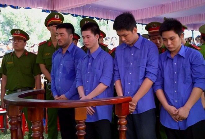 Tử hình kẻ trộm chó bắn chết 3 người truy đuổi ở Sài Gòn Hiếu (ngoài cùng bên phải) cùng đồng bọn trước vành móng ngựa