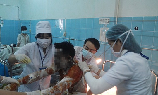 Giận gia đình, cha tưới xăng đốt mình và con gái Các nhân viên y tế đang cấp cứu cho bệnh nhân Đinh Văn H.. Ảnh chụp lúc 14 giờ 10 ngày 30/12