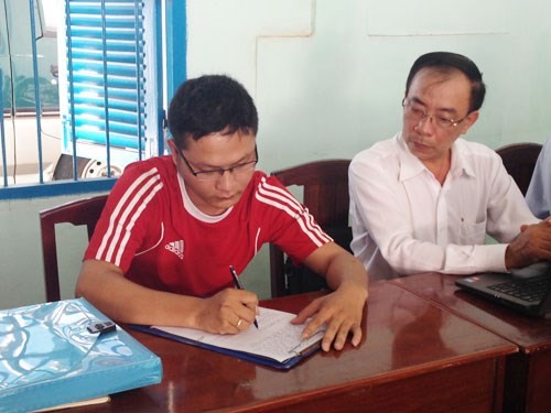Bữa ăn 2,2 triệu bị thu 22 triệu: Sẽ tước giấy phép vĩnh viễn Ông Khánh ký vào biên bản làm việc - Ảnh: Minh Anh (Báo Thanh Niên)
