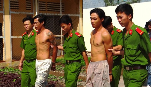 Cảnh sát bao vây rừng tràm bắt hai tên cướp Hai nghi can bị bắt. Ảnh: Công Bằng