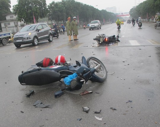 Xế hộp tháo chạy sau khi gây tai nạn liên hoàn, 5 người nhập viện Hiện trường vụ tai nạn liên hoàn