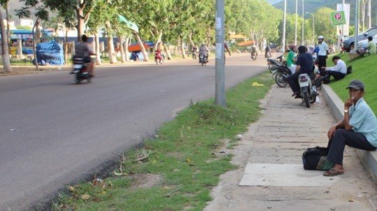 Hai thanh niên dắt dùi cui điện đi 'kiếm tiền tiêu Tết' Đoạn đường 2 đối tượng tổ chức cướp tài sản của người qua lại