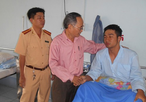 Nam thanh niên đánh cảnh sát bất tỉnh sau vi phạm giao thông Đại diện công an quận 6 đến thăm hỏi thượng sĩ Đạt. Ảnh: C.A