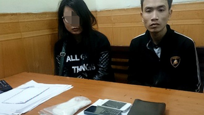 Đôi nam nữ giấu ma tuý 300 triệu đồng trong túi lộc xuân Đôi nam nữ cùng tang vật tại cơ quan công an. Ảnh: Sơn Dương