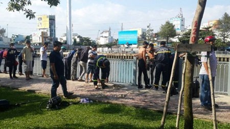Sợ bị công an bắt, nam thanh niên nhảy kênh chết đuối Lực lượng CA phường Đa Kao Q.1 và lực lượng cứu hộ tập trung vớt xác người thanh niên
