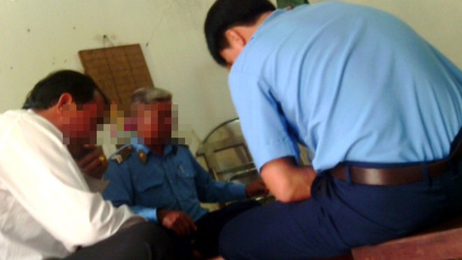 Bắt quả tang thanh tra giao thông đánh bạc Cảnh đánh bạc tại Đội Thanh tra giao thông số 3. Ảnh cắt từ clip người dân cung cấp