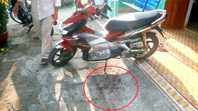 Bắt kẻ bắn xuyên má người yêu sau gần một năm lẩn trốn Vết máu tại hiện trường vụ Ngọc dùng súng bắn xuyên gò má chị Linh