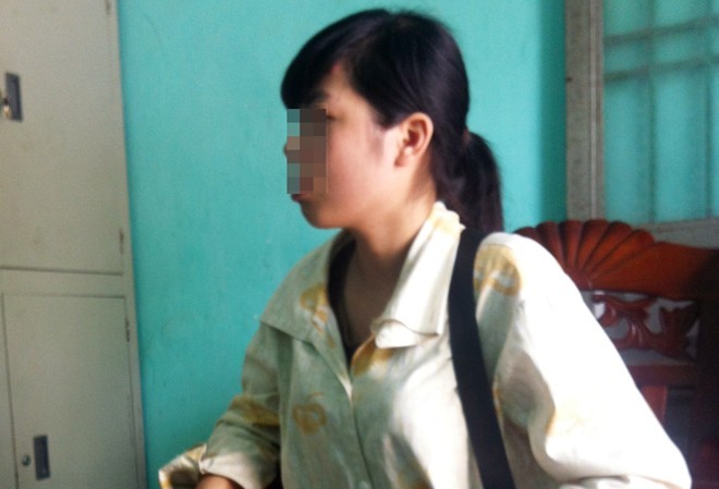 Cô gái kể phút ôm chân người tình xin tha mạng Hoa bối rối khi nhắc sự việc đã qua. Ảnh: Việt Đức