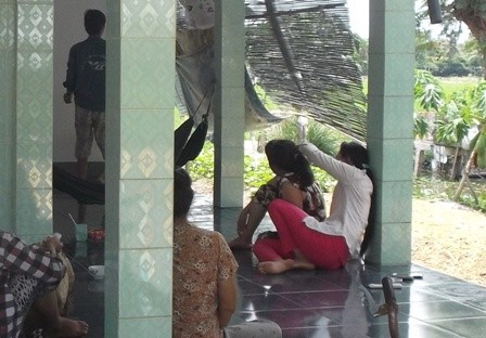 Hai thiếu nữ trở về từ Trung Quốc sau nhiều ngày 'mất tích' bí ẩn Nhà bà Oanh có nhiều người đến thăm hỏi sau khi H. trở về