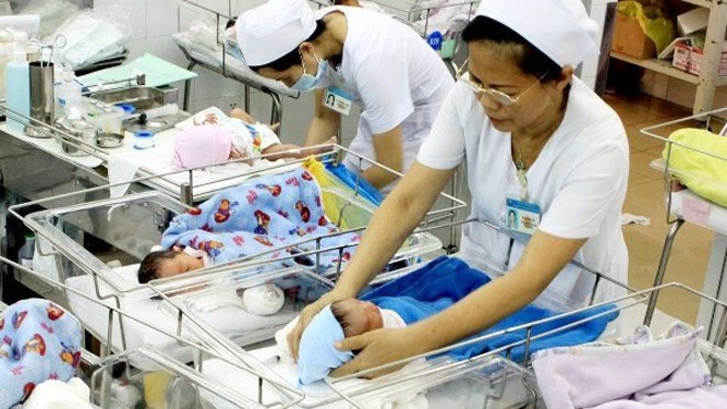 Hà Nội công bố quy hoạch chi tiết Bệnh viện Nhi và Bệnh viện Thận Nhân viên y tế chăm sóc cho trẻ sơ sinh. Ảnh minh họa. Nguồn: TTXVN