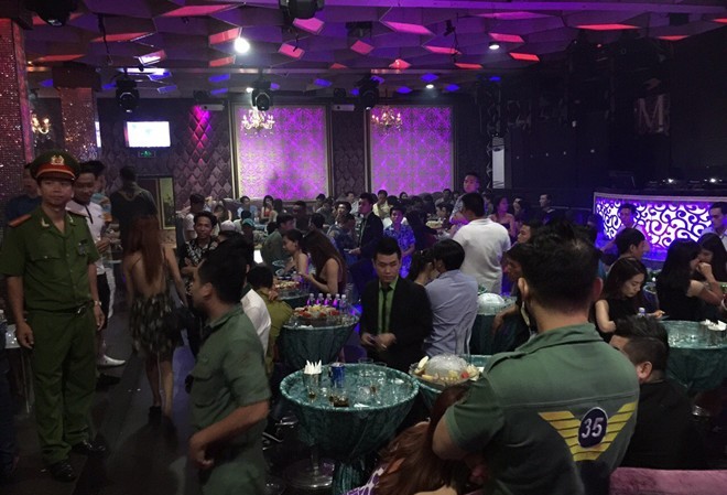 100 cảnh sát ập vào quán bar ở Sài Gòn Thời điểm cảnh sát ập vào bên trong quán bar kiểm tra hành chính. Ảnh: Công an cung cấp