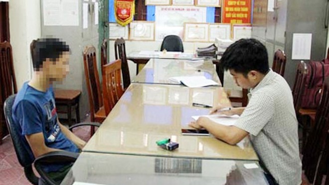Tự đâm vào bụng, bôi tiết lợn giả bị cướp Đối tượng Thành khai báo tại cơ quan điều tra (đề nghị làm mờ mặt đối tượng vì chỉ bị xử phạt hành chính, chưa phải tội phạm)