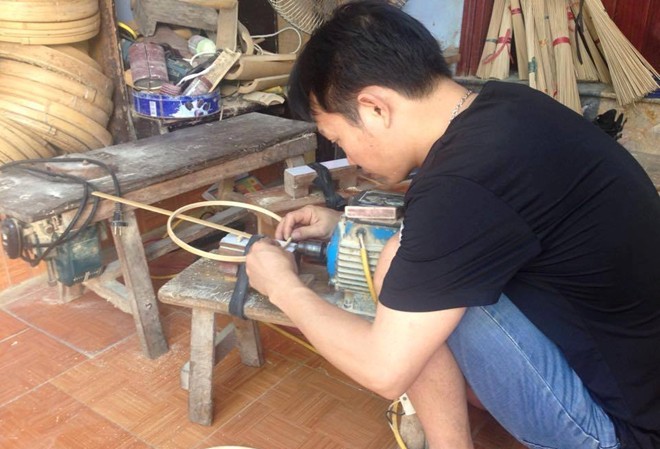 Nghề làm lồng chim thủ công thu bạc triệu ở Hà Nội Nghề làm lồng chim cho thu nhập tương đối tốt nhưng đòi hỏi sự miệt mài và óc nghệ thuật. Ảnh: NVCC
