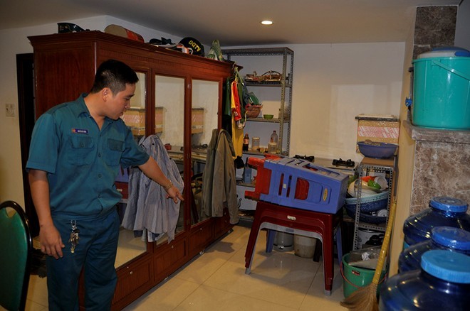 Cán bộ ủy ban chui gầm bàn tránh nhóm côn đồ chém người Hiện trường vụ truy sát. Ảnh: Ngọc An