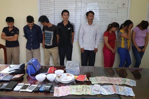 Cảnh sát đột kích sới bạc trên đồi lúc nửa đêm Ngoài 9 người bị tạm giữ, cảnh sát đang truy tìm những người còn lại. Ảnh: Công an cung cấp