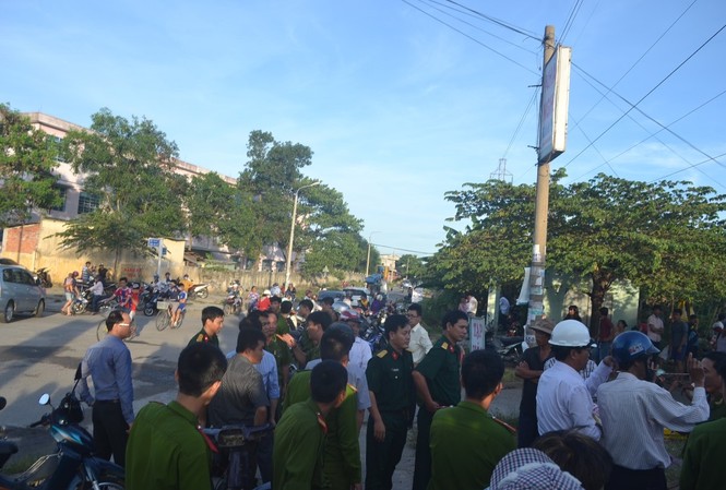 Chập điện đường dây cao thế, một người đang sạc điện thoại tử vong Cơ quan chức năng có mặt tại hiện trường để xử lý vụ việc