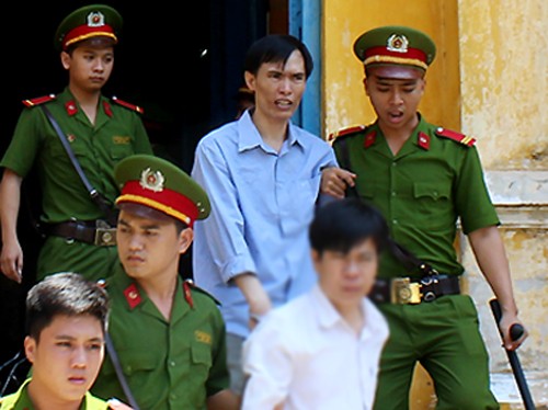'Yêu râu xanh' đội lốt cán bộ sở giáo dục Bị cáo Vỹ (áo xanh) không được tòa giảm án. Ảnh: Bình Nguyên