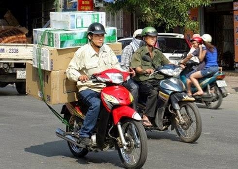 Nắng nóng 39 độ C, shipper chỉ nhận giao hàng khi trời mát Trong những ngày nắng nóng, shipper cũng ngại ra đường vào giờ cao điểm. Ảnh minh họa: VB