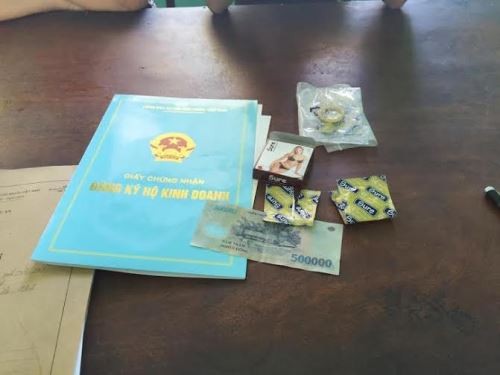 Bắt quả tang 2 đôi nam nữ 'đi tàu nhanh' Cơ quan chức năng lập biên bản vi phạm, mở rộng điều tra vi phạm tại quán Karaoke Thăng