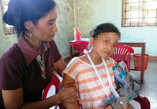 Giải cứu bé gái bị cha ruột đánh đập dã man Cháu L. đã bị chính người cha ruột của mình đánh đập rất dã man